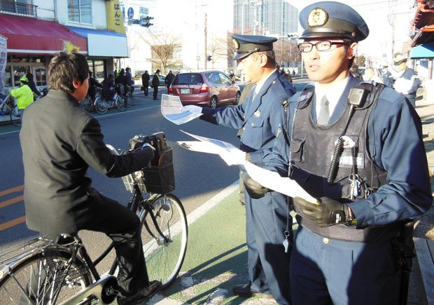 改正道交法を周知するチラシを配る警察官　（c）朝日新聞社　＠＠写禁