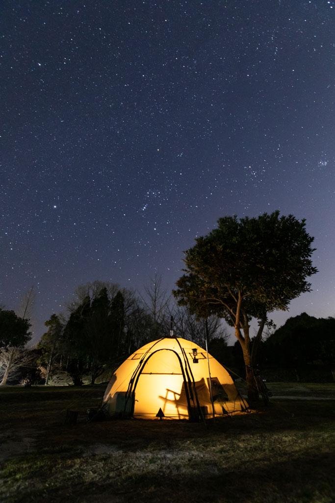 澄んだ空気、満天の星が楽しめるのも、寒い季節のキャンプならでは（撮影／見城了）