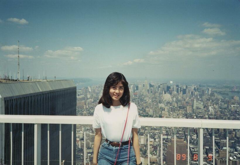 高校２年生の夏休み、姉が暮らすニューヨークを訪ねた小島さん。ワールドトレードセンタービル屋上で（写真・本人提供）