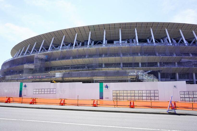 新国立競技場は工事の真っ只中。五輪シーズンには東京のランドマークになるだろう（撮影／井上和典・AERA編集部）