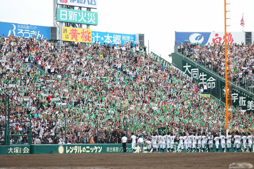【決勝】沖縄尚学ナインのあいさつに、超満員のアルプススタンドは大盛り上がり（撮影／写真映像部・松永卓也）