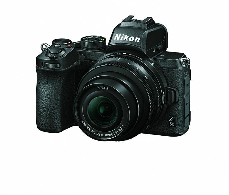 ニコン Z 50（NIKKOR Z DX 16－50mm f／3.5－6.3 VRレンズキット）■税込実売13万9810円　フルサイズ（FX）とAPS－C（DX）というフォーマット違いでもマウントは共通。DXミラーレス機Z 50はエントリーモデル。今回は同時発表の小型・軽量な標準ズームレンズが好印象で、FX機の人にもクロップ撮影前提ですすめる意外な展開に
<br />