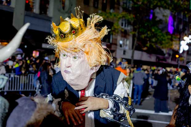 ニューヨークのハロウィーンパレードで、鎖に繋がれたトランプ大統領の仮装がうけていた。リベラルな人たちは、トランプ氏の有罪を願ってやまない（写真：Ｍｏｒｇａｎ Ｆｒｅｅｍａｎ）