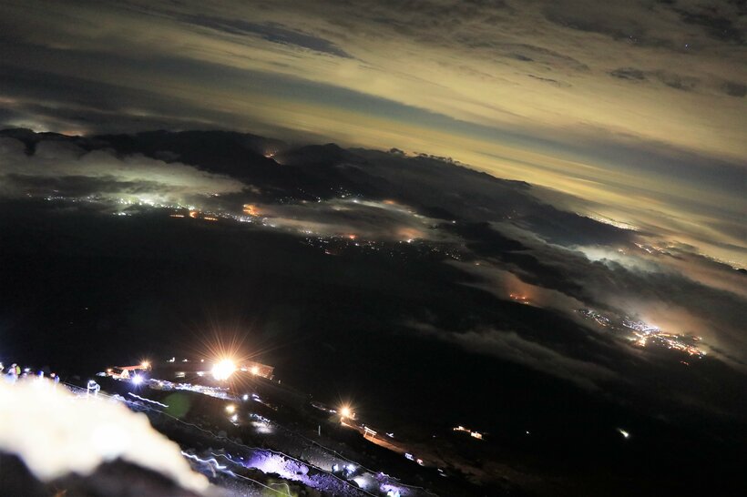 午前3時ごろ、山頂での御来光を目指し、ヘッドライトの明かりを頼りに登る登山者の列（撮影／AERA編集部・川口穣）
