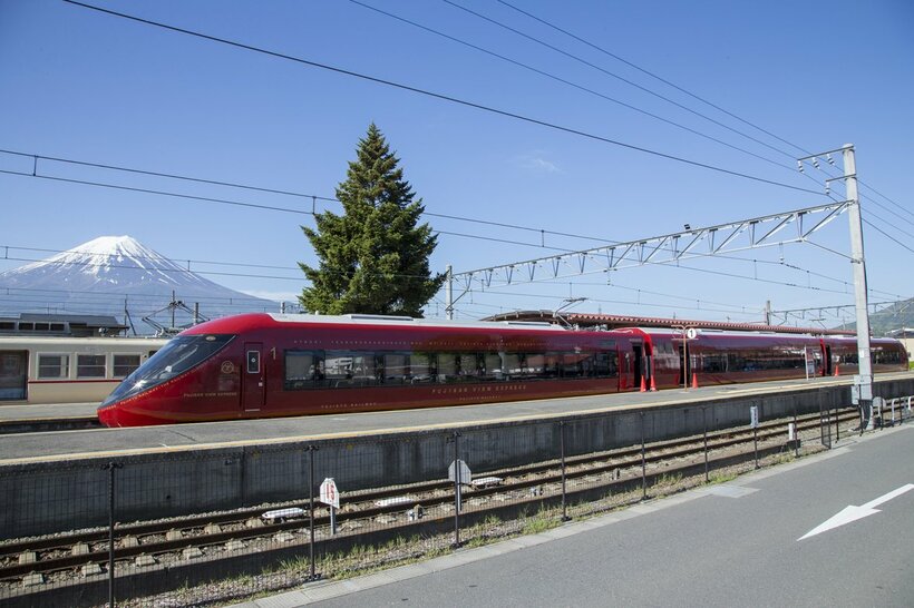 富士急行の8500系電車「富士山ビュー特急」（元JR東海の車両）＝富士急行提供