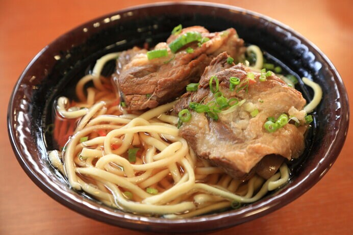 栄養たっぷりのぶた角煮入りのうどんを食べて、登山疲れを吹き飛ばそう♪