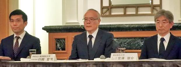 記者会見で一連の入試問題を謝罪する東京医大幹部（撮影・岩下明日香）