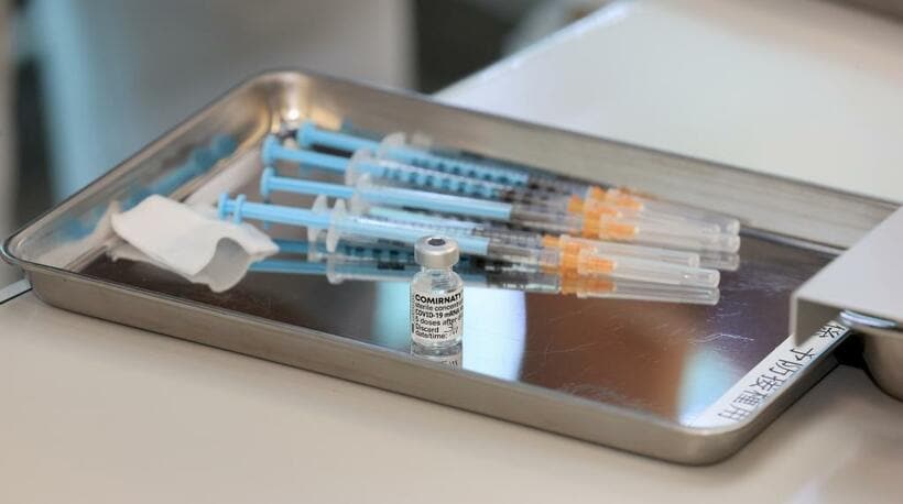 新型コロナウイルスのワクチンと注射器（代表撮影）