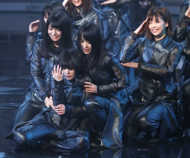NHK紅白歌合戦の舞台で倒れ込む欅坂46の平手友梨奈さん（左下）