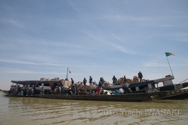 お世話になった船の全容（ニジェール川・マリ 2016年／Niger River,Mali 2016）