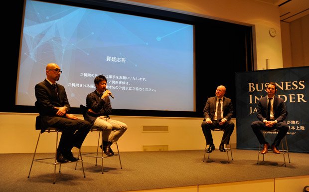 記者の質問に答えるビジネスインサイダー・谷古宇浩司・日本版創刊編集長（左から2番目）