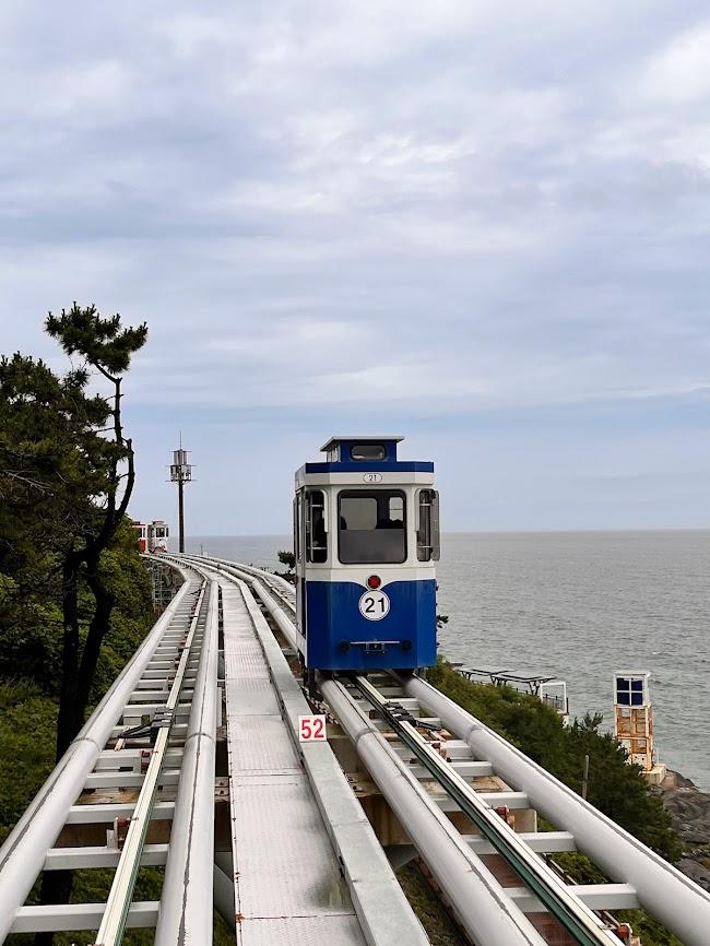 海岸線を走るスカイカプセル。列車は赤、青、黄…と色とりどり（撮影／生活・文化編集部　永井優希）