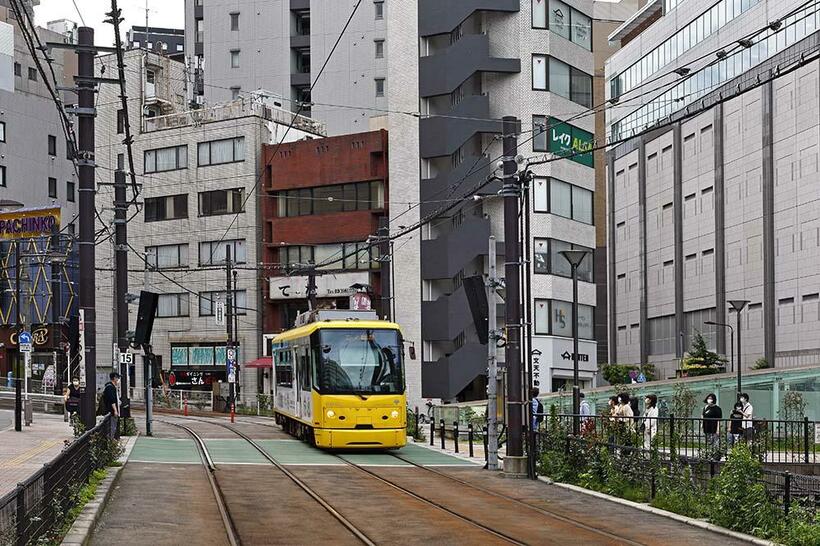 大塚の街は高層化され、都電軌道もカラーアスファルトで舗装された55年後の定点撮影。向原～大塚駅前　（撮影／諸河久：2020年7月11日）