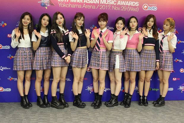 日本人メンバーもいる韓国発のガールズグループ「ＴＷＩＣＥ」は「２０１７ ＭＡＭＡ ｉｎ ジャパン」にも出演。公演後のインタビューでの一コマ。（撮影／鎌田倫子）