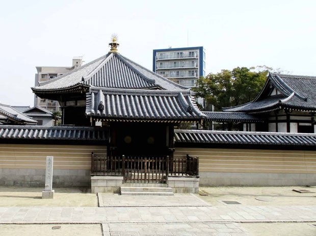 大阪・四天王寺　猫の門の向こうに見える丸いお堂が太子奥殿