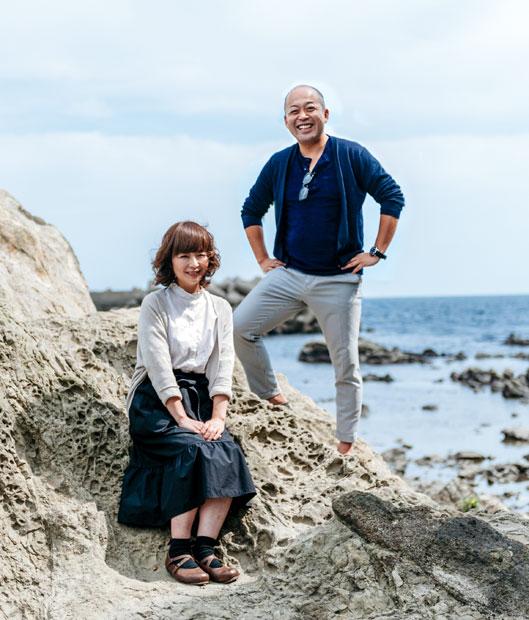 岩崎聖秀さん（右）と蛭田奈奈さん。歩いて１分の海岸は、格好の“アウトドア席”。ベーグルを買ったお客さんも、ピクニック気分で足を延ばす（撮影／猪俣博史）