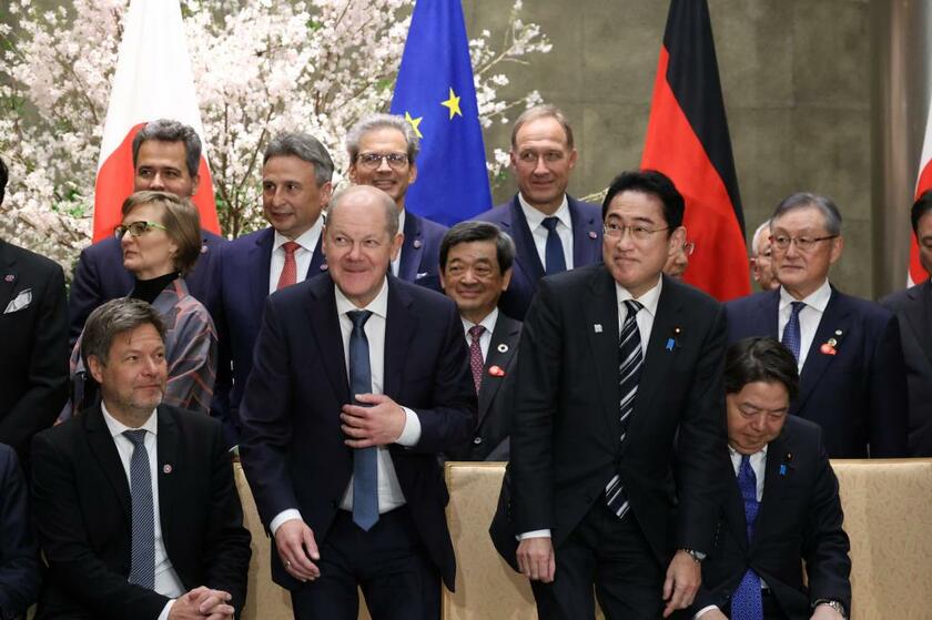 岸田首相（中央右）は首相公邸でドイツのショルツ首相（同左）と会談し、経済安全保障での連携の強化を確認した／3月18日