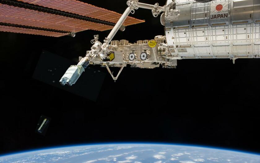 【スペースＢＤ】国際宇宙ステーションの「きぼう」日本実験棟からの超小型衛星放出サービスのイメージ。ＪＡＸＡがスペースＢＤを事業者に選定した（写真：ＪＡＸＡ／ＮＡＳＡ提供）