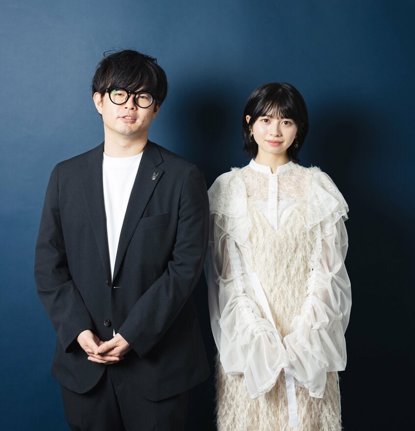 山元環監督(左)と桜田ひよりさん。年齢も近い二人。現場は和気あいあいとしたムードだったそう。「監督とは笑えるポイントや“あるある”がすごく似ていました」(桜田)(hair & make up 徳永 舞〈Mai Tokunaga〉/styling 津野真吾〈impiger〉/costume Create Clair Konomi Touyama Mon Amie yuu〈以上、桜田さん〉 撮影:写真映像部・上田泰世)