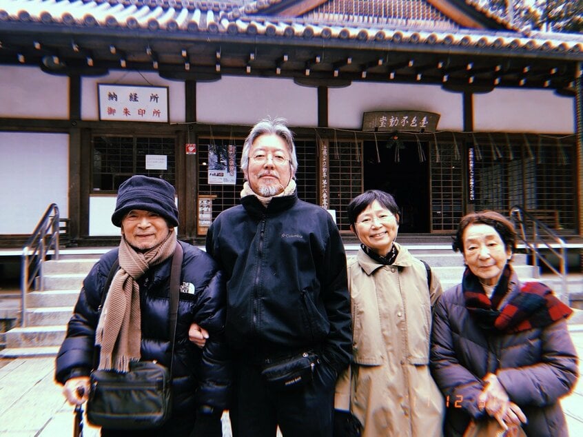 夫と真紀子さんの両親と出かけた家族旅行＝2017年12月、長野