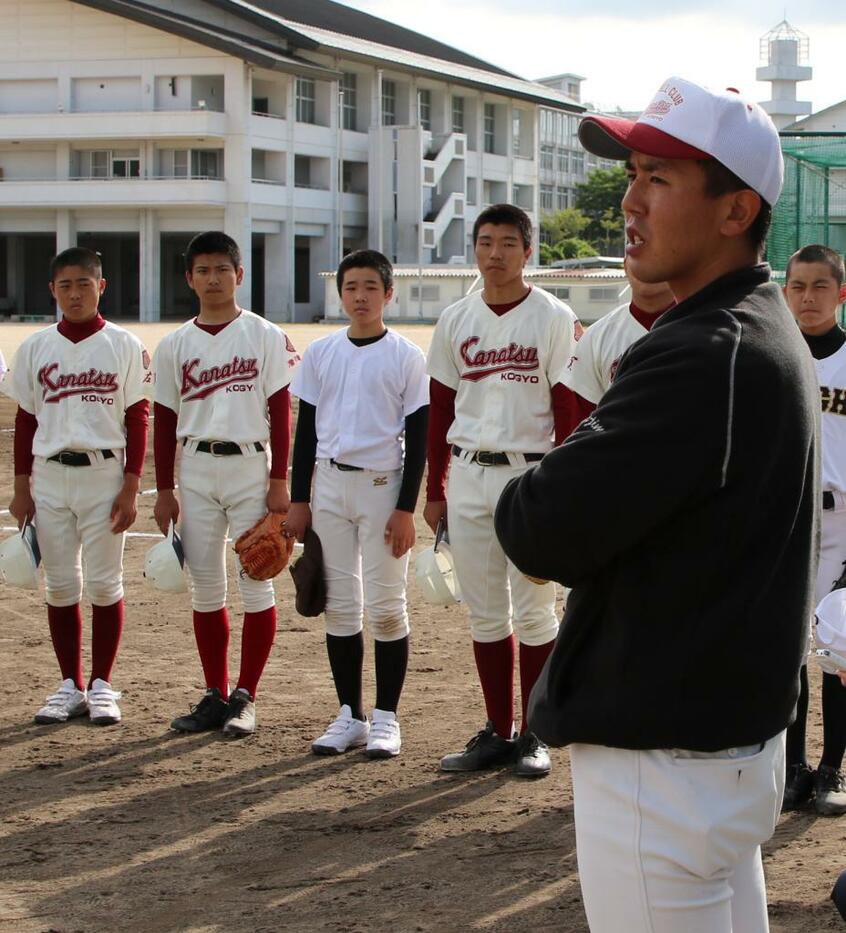 アップを終えた選手たちに、「甲子園中止」を告げる副島浩史監督(c)朝日新聞社