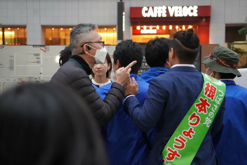 立憲民主党の選挙活動現場に現れた根本良輔幹事長