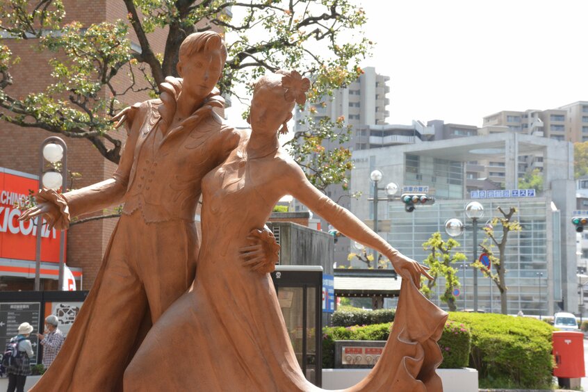 宝塚駅前に立つデュエットダンスの像