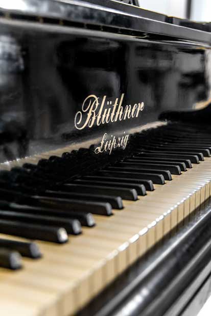 「ブリュートナー」の鍵盤。ピアノの特徴・個性は譜面台、ペダル、足などにも表れる（写真：ブーニン氏提供）