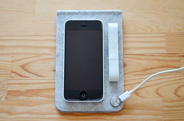 「NuAns MAGMAT」。あなたのiPhoneの居場所をつくろう