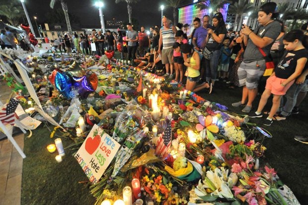 乱射事件後の追悼集会には大勢の市民が花束や手紙を手に集まり、結束して事件を乗り越えることを誓った／１３日夜、米フロリダ州オーランド　（ｃ）朝日新聞社