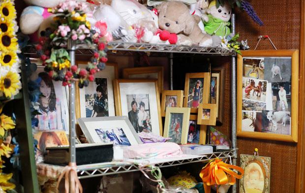 埼玉県上尾市の自宅の居間の一角には、詩織さんが好きだったヒマワリの花や、笑顔の写真がたくさん飾られている。今も命日には友人たちが来てくれるという（撮影／倉田貴志）