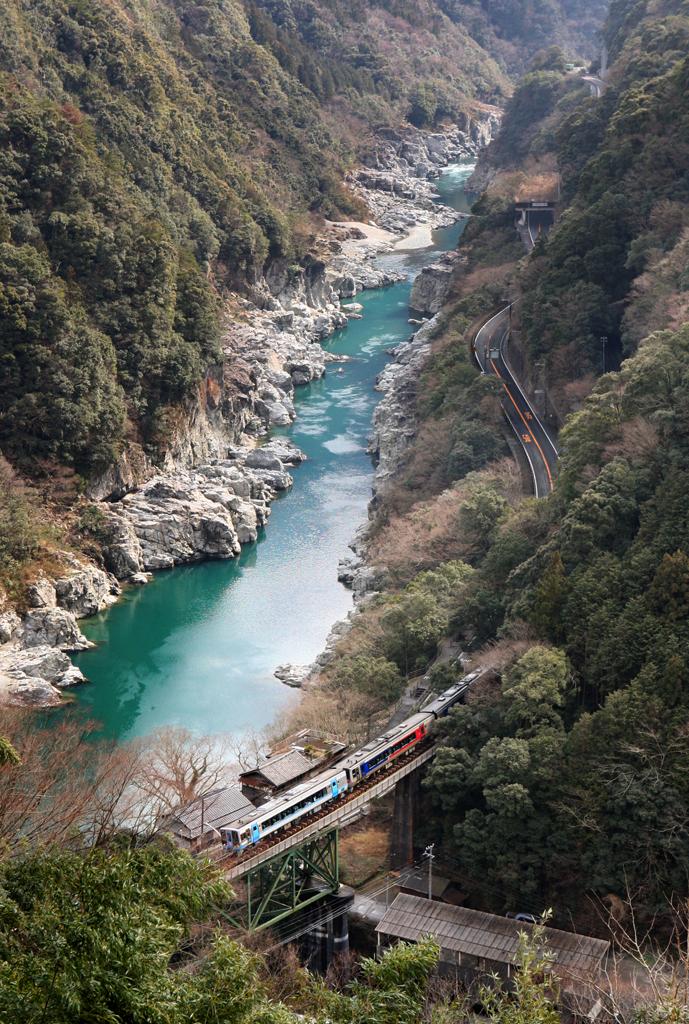 JR土讃線「阿波川口～小歩危」間の白川橋梁を渡る2000系特急気動車　(C)朝日新聞社