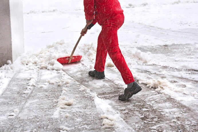 春先の重たい雪をかくときは、グッと腰を入れて。