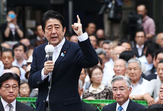 「マイナスからプラスに変わった」。安倍首相は、参院選でアベノミクスの成果を最大限にアピールして、ねじれ解消を狙う（７月４日、福島市での第一声）　（c)朝日新聞社　＠＠写禁