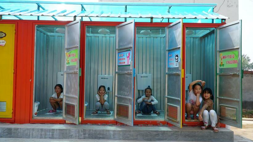 ＷＴＯが湖南省の学校に設置した個室の水洗トイレ（写真：Ｂａｉ　Ｌｉｎ）
