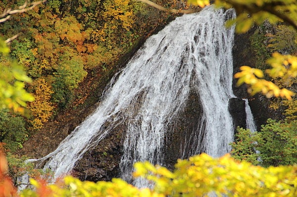 画像は落差90m・段瀑の「七ツ滝」（山形県鶴岡市田麦俣）