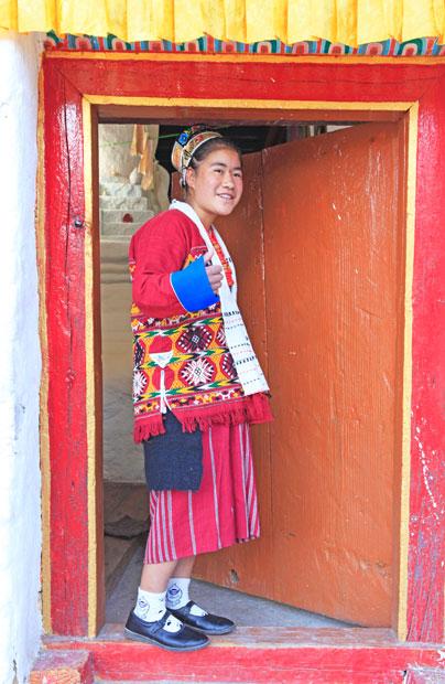 タワンの町にあり、ダライ・ラマ６世（１６８２～１７０６）の生誕地とされる、チベット仏教のウルゲリン僧院にお参りに来ていたモンパ族の少女。若い世代は近年、お祭りなどの時に民族衣装を身につけることが多い　（撮影／石井真弓）