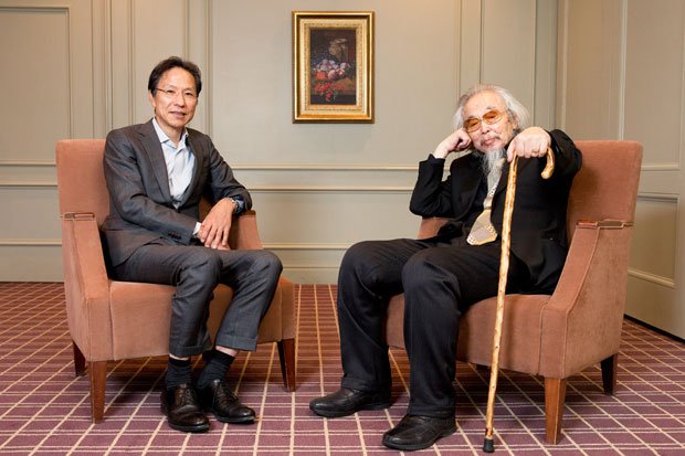 山藤章二さん（右）と姜尚中さん。山藤さんは漱石のポーズで（撮影／写真部・岡田晃奈）