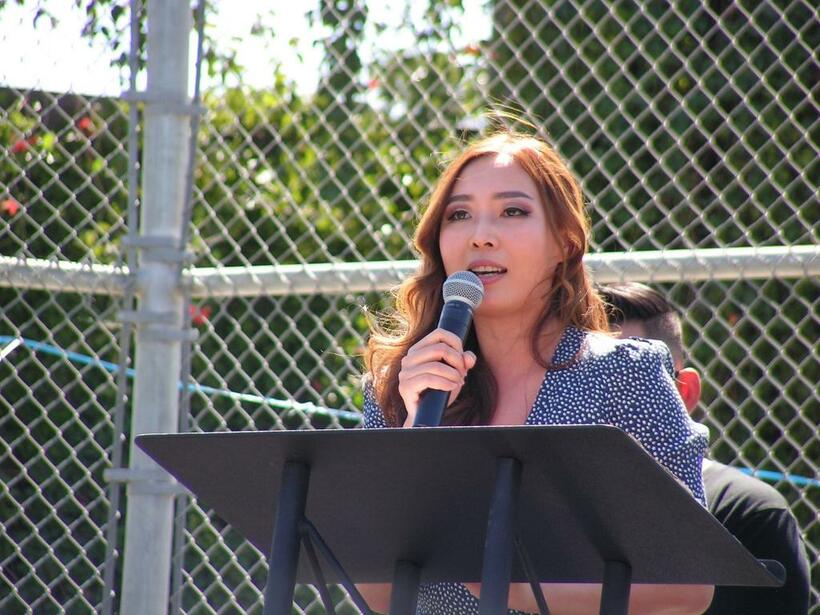 アトランタでのアジア系女性の殺害事件を受けて、ロサンゼルスのコリアタウンで開かれた追悼集会で語るアン・リン（写真／長野美穂）