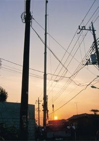 「斜陽まで吊り戻したり鉄の爪」。クレーンが落ちていく夕日を釣り上げている釣り竿に見えたという。発想がすごい