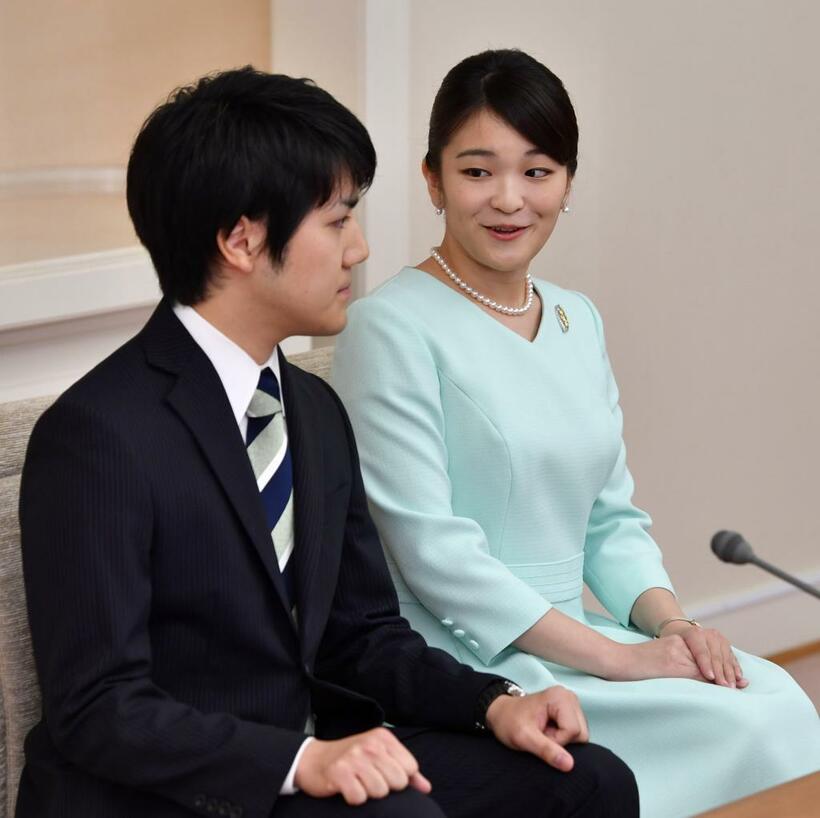 2017年9月に行われた眞子さまと小室圭さんの婚約内定会見(C)朝日新聞社