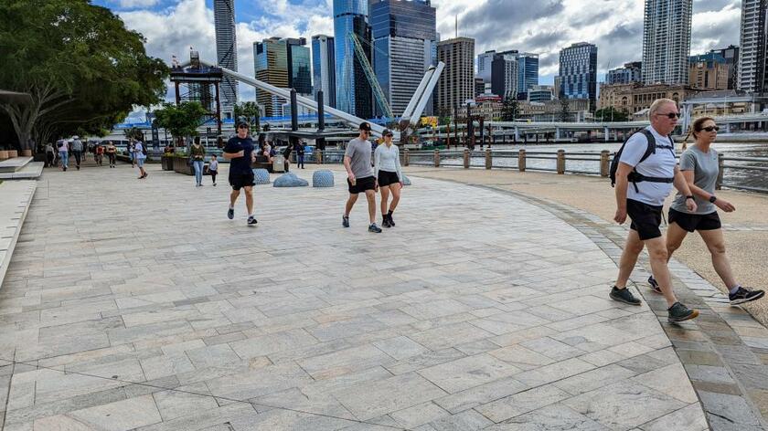 オーストラリア第3の都市ブリスベンの中心部を流れるブリスベン川沿いの遊歩道を歩く人々。屋外はおろか屋内でもマスクをしている人々はほとんどいない（2022年6月／撮影・柳沢大河）