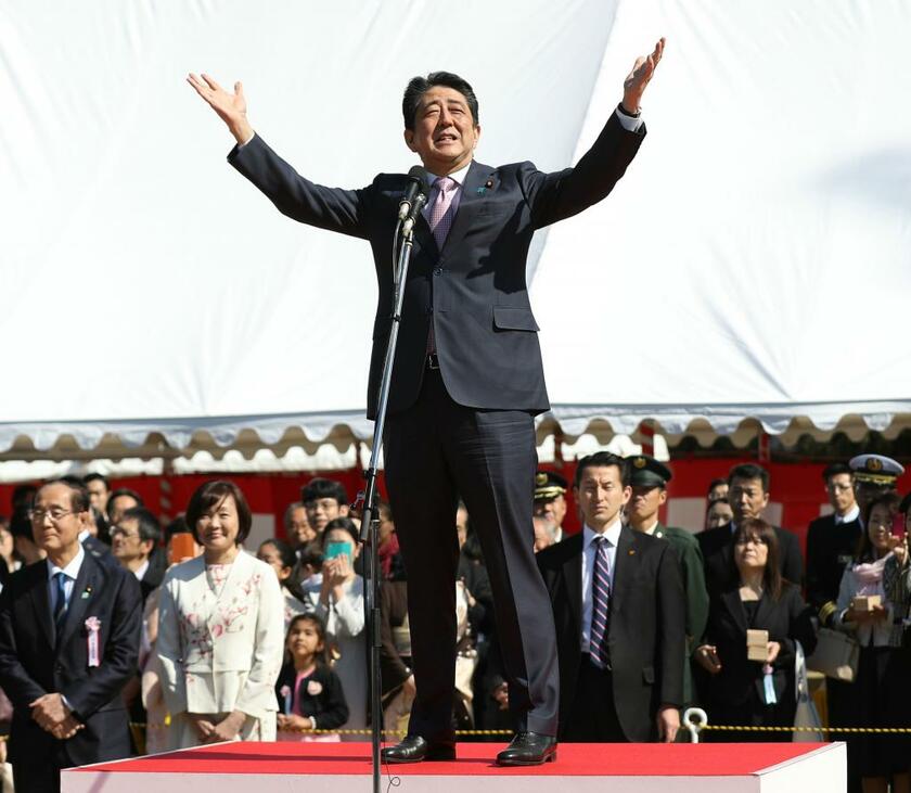 「桜を見る会」で挨拶する安倍晋三元首相