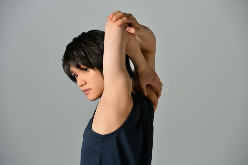 モデルは２．５次元ミュージカルなどの舞台で活躍する俳優の三浦宏規さん。たくましい筋肉は、舞台で作られた（撮影／写真部・掛祥葉子）