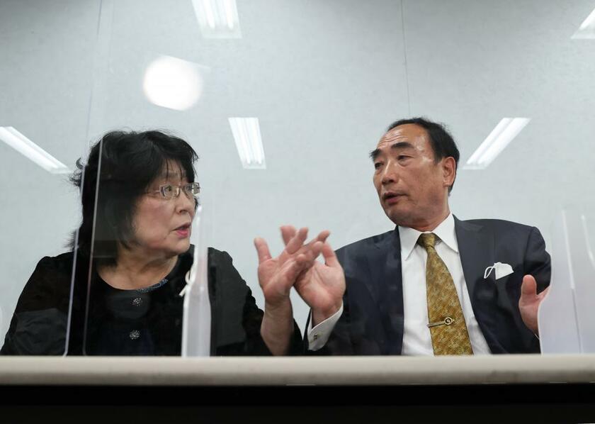 記者会見する籠池泰典被告（右）と妻の諄子被告