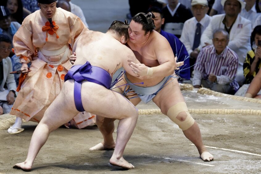 7月の名古屋場所で、琴勝峰（右）は突き落としで安青錦を破り、初優勝を決めた