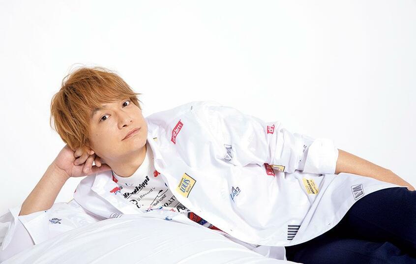 香取慎吾さん (COVER STAFF:撮影/木村哲夫、ヘアメイク/石崎達也、スタイリスト/黒澤彰乃、アートディレクション/福島源之助+FROG KING STUDIO、衣装協力/フェンディ、ルイ・ヴィトン)