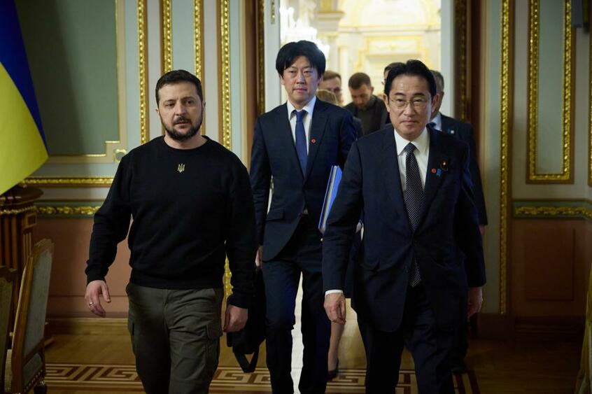 ウクライナのゼレンスキー大統領(左)と会談するため、キーウを電撃訪問した岸田文雄首相/3月21日(Ukrainian Presidential Press Office/UPI/アフロ)