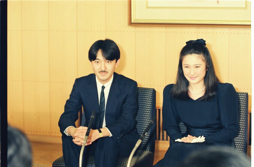 婚約が決まり記者会見する礼宮さま（当時）と川嶋紀子さん。「紀子さまスマイル」ブームの始まりだった＝1989年09月12日
