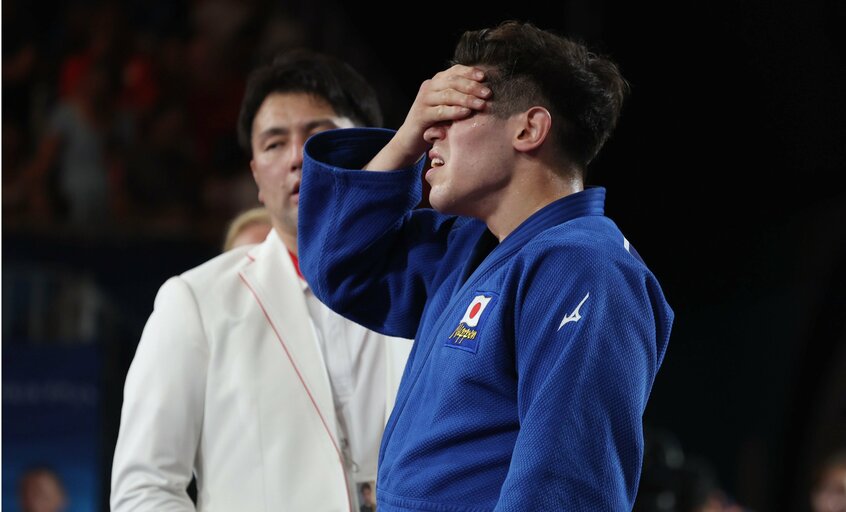 決勝で敗退後、顔を覆う村尾三四郎